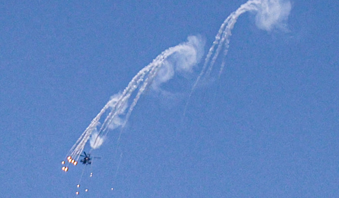 イスラエルと過激派組織ハマスがパレスチナ自治区で戦闘を続ける中、2024年4月14日、ガザ地区上空を飛行中のイスラエル空軍の攻撃ヘリコプターが照明弾を放つ。(AFP＝時事）