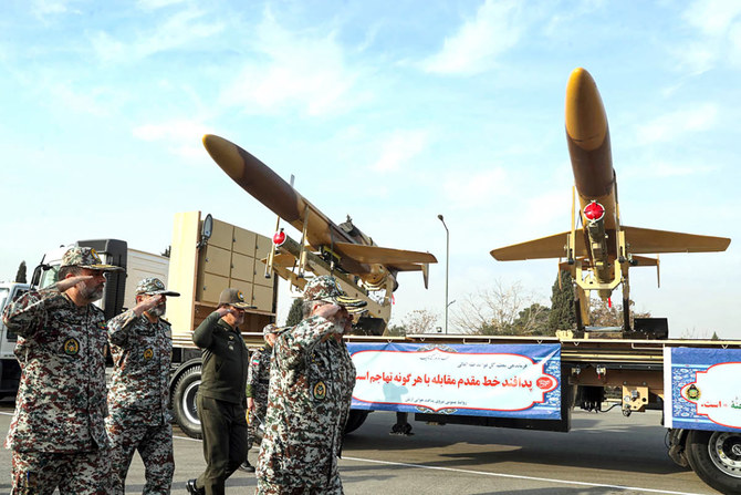 2023年12月、テヘランでの落成式で展示されたイラン製無人機「カラール」を検査するイラン軍関係者。(イラン陸軍配布資料/AFP)