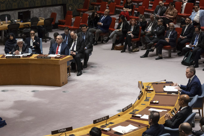 2024年4月14日、国連本部で開かれた国連安全保障理事会の緊急会合で、イスラエルのギラド・エルダン大使が演説するのを聞くイランのアミール・サイード・イラバニ国連大使（左上）。(AP)