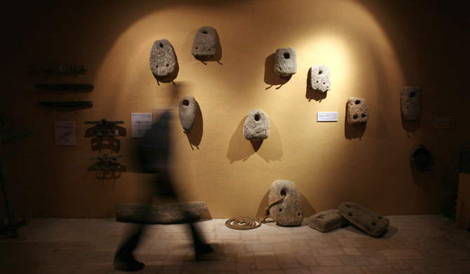 2008年7月28日、パレスチナの実業家でコレクターのジャウダット・クーダリー氏が最近オープンしたガザ初の国立考古学博物館に展示された遺物。(AFP＝時事）