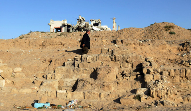 2013年4月25日、ガザ市で、ハマスの軍事訓練場に隣接する古代遺跡「アンセドン・ハーバー」（別名「アル・ブラキヤ」）を視察するパレスチナ人労働者。(AFP＝時事）