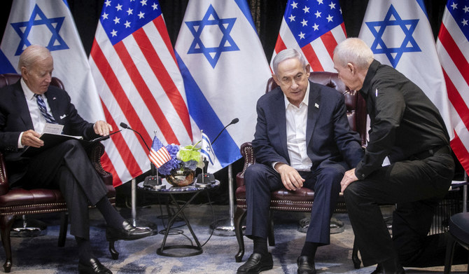 イスラエルのベンヤミン・ネタニヤフ首相（右2人）は、イスラエルとパレスチナ組織ハマスとの戦闘が続く中、2023年10月18日、テルアビブで開かれたイスラエルの戦争閣僚会議の冒頭、ジョー・バイデン米大統領（左）との会談で、ヨアヴ・ガラント国防大臣（右）と協議した。(AFP＝時事）