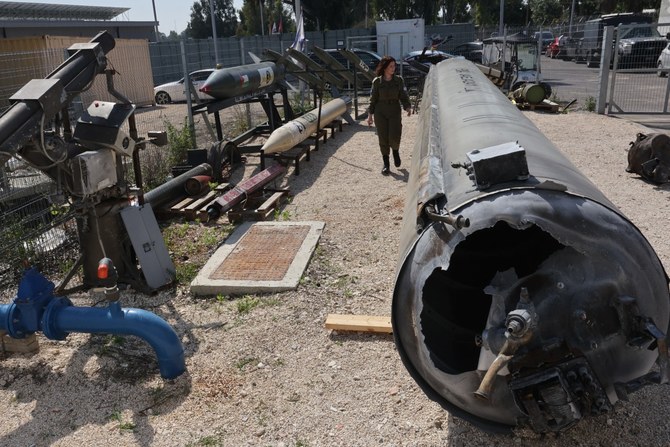 週末にイスラエルに落下したイランの弾道ミサイル（右）。2024年4月16日、イスラエル南部の都市キルヤット・マラチ近郊のジュリス軍事基地で行われたメディアツアーで（AFP＝時事）