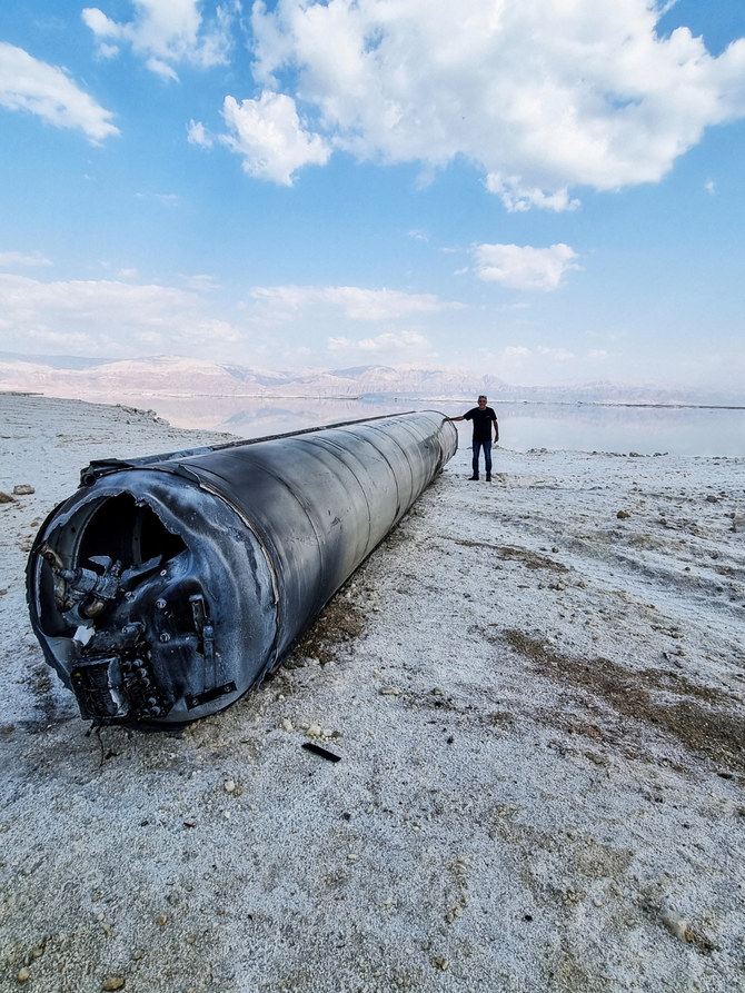 2024年4月13日深夜、イランがイスラエルに向けて無人機とミサイルを発射した後、死海の海岸に横たわる弾道ミサイル。(REUTERS/写真)