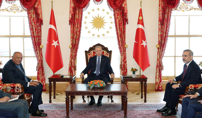 2024年4月20日、トルコのイスタンブールにて、エジプトのサーミフ・シュクリ外相と会談するトルコのエルドアン大統領（ハカン・フィダン外相を伴って）。(REUTERS)