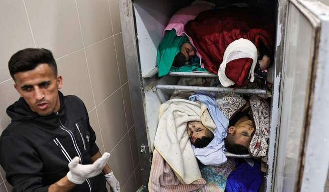 2024年4月20日、ヨルダン川西岸地区のトゥルカレム政府病院の死体安置室に安置された、ヌルシャムス難民キャンプへのイスラエル軍の襲撃で死亡したパレスチナ人の遺体。(AFP＝時事）