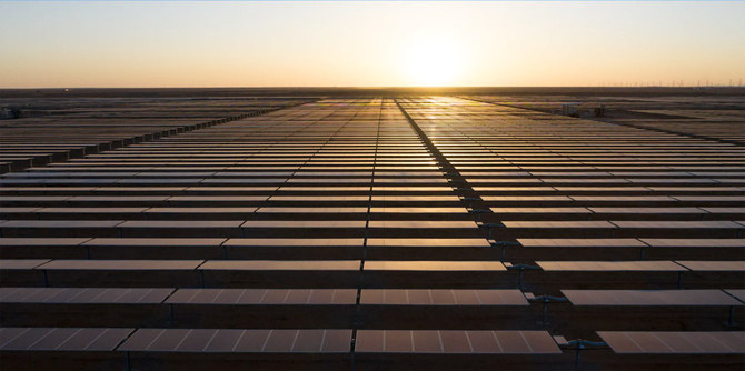 サウジアラビア北部のアル・ジュフ州にあるサカカ太陽光発電所は、6平方キロメートルの土地に120万枚以上のソーラーパネルが配置されている。発電能力は300メガワットで、45,000世帯分の電力を賄い、年間50万トン以上の二酸化炭素排出量の相殺に貢献する。(サウジ・ビジョン2030の写真)