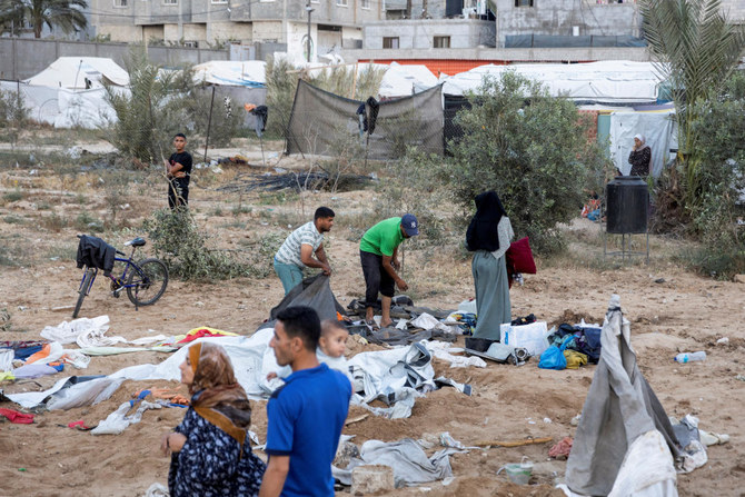 イスラエルとパレスチナのイスラム主義組織ハマスとの間で紛争が続く中、イスラエルによるテントキャンプへの攻撃現場を視察する避難民。(REUTERS)