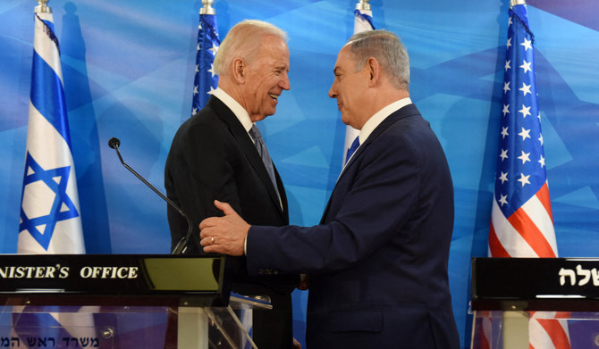エルサレムの首相官邸で共同声明を発表し、握手するバイデン大統領とベンヤミン・ネタニヤフ首相。(AFPファイル写真)