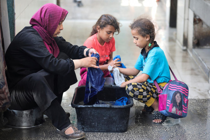 2024年4月23日、ガザ地区中央部のデイル・アル・バラで、イスラエルとハマスの紛争が続く中、イスラエルの空爆で家を失ったパレスチナ人が、UNRWA付属の学校に避難しながら洗濯をしている。(ロイター）