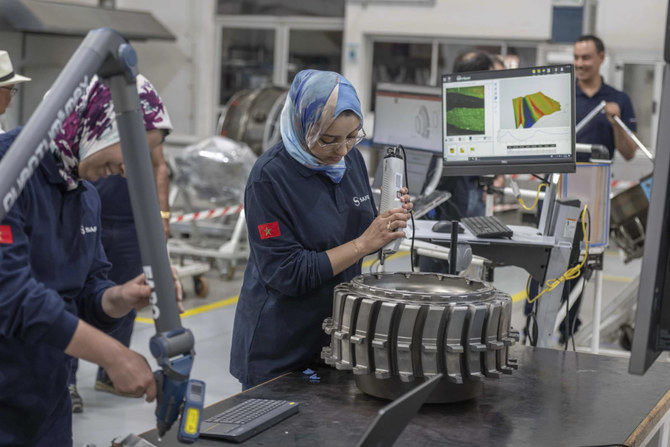 2024年4月18日、モロッコのカサブランカ郊外にあるサフラン・エアクラフト・エンジンの修理工場で、航空機部品を修理する女性作業員。(AP＝共同）