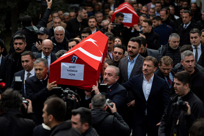 2022年11月14日、イスタンブールのイスティクラル通りで発生した爆発で命を落とした人々の葬儀で、棺を運ぶ人々。(AFP＝時事）