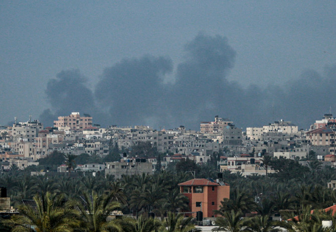 ガザ地区中央部のヌセイラット北部で、イスラエル軍の砲撃により煙が立ち込める（2024年4月27日、AFP撮影）。