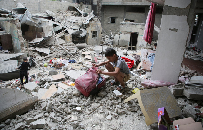 2024年4月27日、ガザ地区南部のラファで、イスラエルによる民家への空爆現場を視察するパレスチナの子どもたち。(REUTERS)