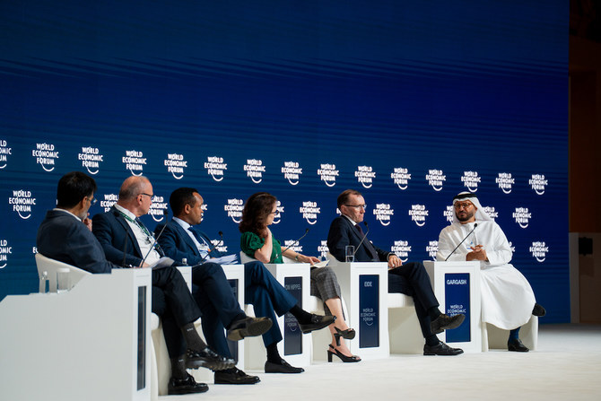 リヤドで開催されたWEFのパネルディスカッション「Rising Powers for a Multipolar World」で発言するUAE大統領外交顧問のアンワル・ガルガシュ氏。(AN Photo: Abdulrahman Fahad Bin Shulhub）。