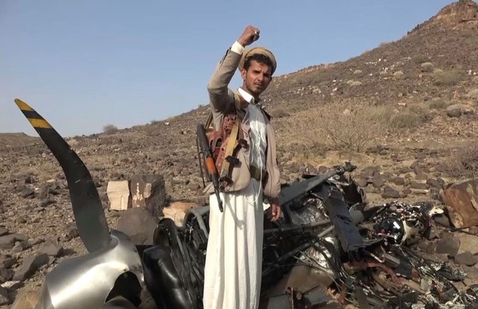 2024年4月26日（金）、イエメンのサアダで撃墜されたとされる米軍MQ9戦闘機の残骸の前で喜ぶフーシ派戦闘員。(AP写真)