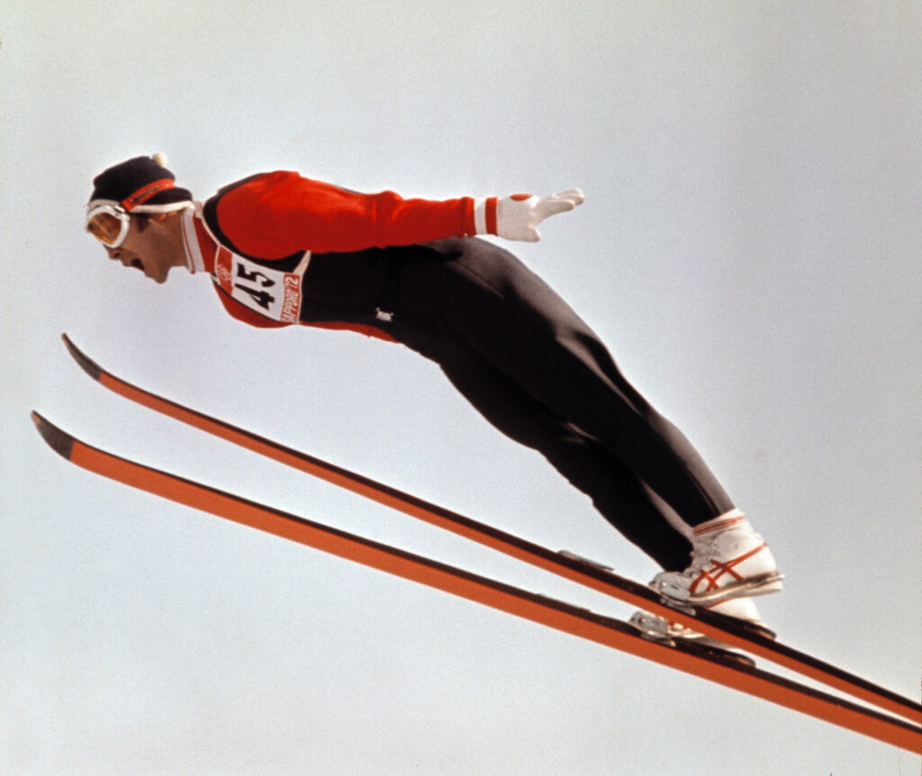 1972年2月6日、冬季オリンピックの札幌で行われたスキージャンプ70mで宙を舞う笠谷幸生。笠谷はチームメイトの今野彰嗣と青地誠二の前で金メダルを獲得した。(AFP)