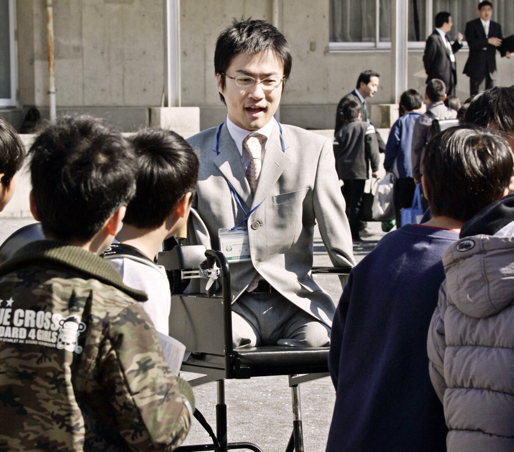 自民党は独自候補の擁立を見送り、乙武氏を推薦する方向で調整している。(AFP)