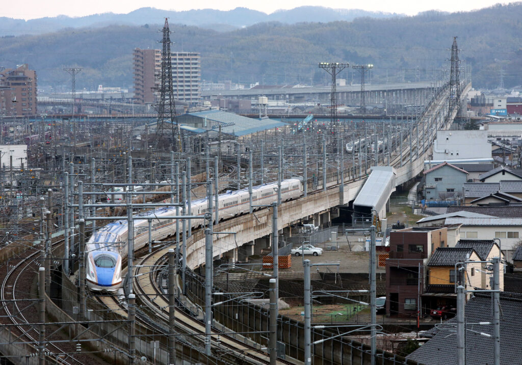当面は通常の8割程度となる上下28本の臨時ダイヤで運行し、一部区間では速度を落として運転する。(AFP)