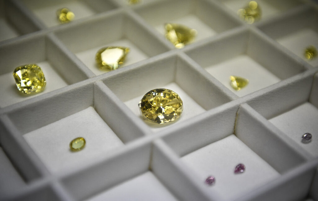 また、経済産業省は５日、宝飾品に使われるロシア原産の非工業用ダイヤモンドの輸入を禁止するため、告示を改正したと発表した。(AFP)