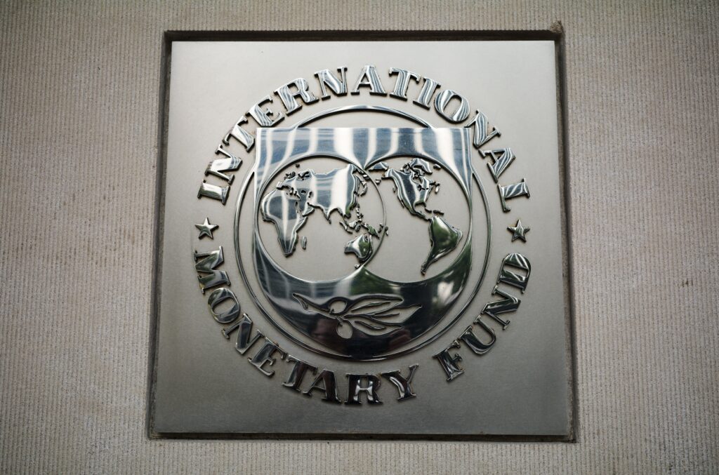 日本の24年の成長率は0.9%と変わらず。インバウンド(訪日客)の需要拡大効果が剥落し、23年(1.9%)から急減速する。(AFP)