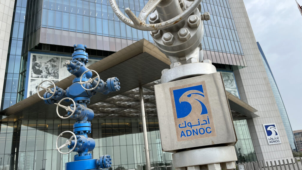 ADNOCは約60％、三井物産は10％の出資でプロジェクトに参加する。(AFP)