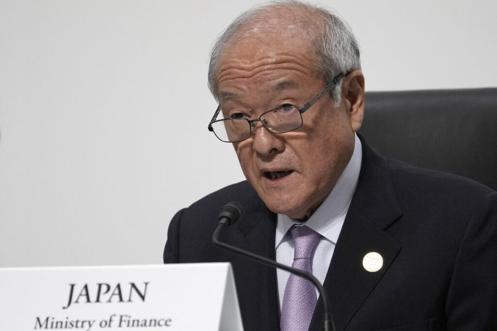 「円安は(経済に)プラスとマイナスの両方の影響を与える」と鈴木氏は記者会見で語った。(AFP)