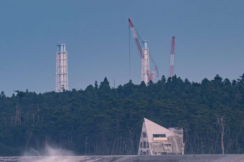 東電によると、まず制御棒などを原子炉内に入れた後で、敷地内のプールに保管中の核燃料８７２体を順次搬入する。 (AFP)