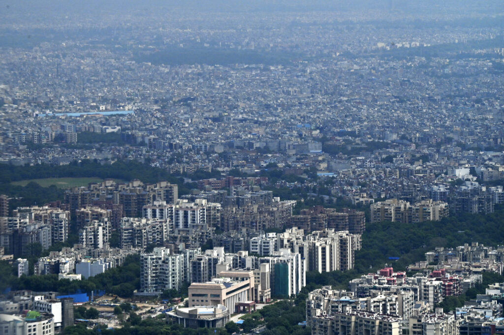 昨年10月に発表された前回予測ではインドに抜かれるのは26年だったが、円安の進行により1年早まることになった。(AFP)