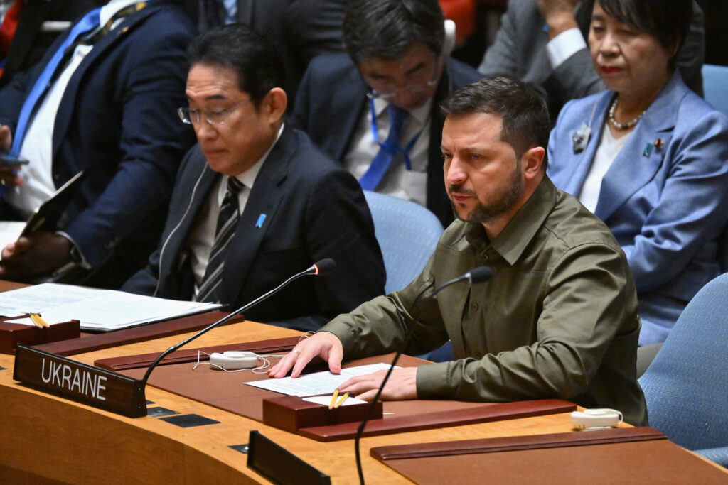 ウクライナのヴォロディミル・ゼレンスキー大統領(右)、2023年のウクライナ情勢に関する安全保障理事会ハイレベル会合で演説する岸田文雄首相(左)。(AFP)