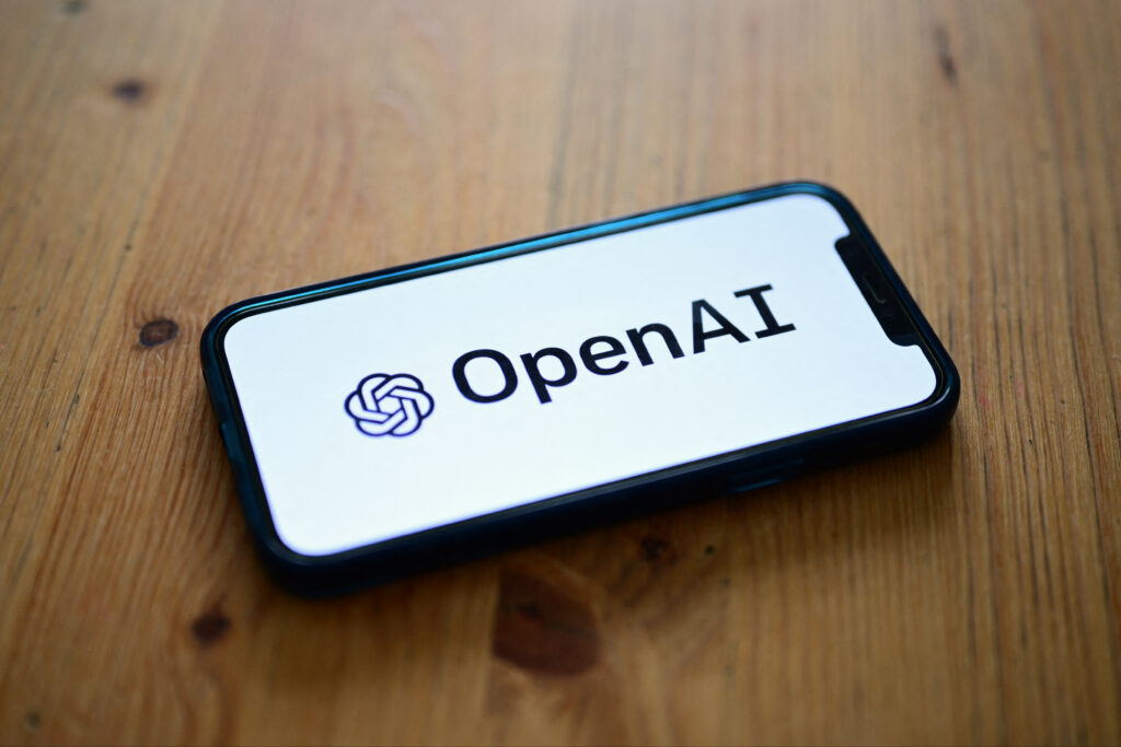15日にオープンAIのブラッド・ライトキャップ最高執行責任者(COO)が都内で記者会見し、法人向け事業の概要や提供するサービスの内容などを説明する予定。(AFP)
