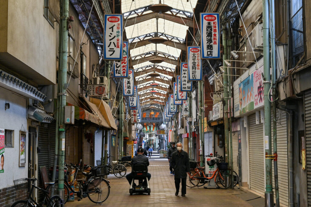 高齢者の多くは、たとえ一人暮らしであっても、家族に頼ることができる。(AFP＝時事通信)