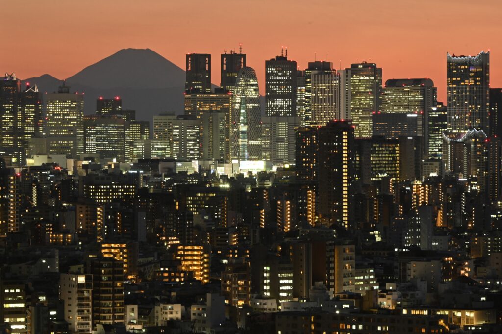 一方、物価上昇率は２４年末に前年末比２．３％、２５年末に２．０％と、やや鈍化すると予測。(AFP)