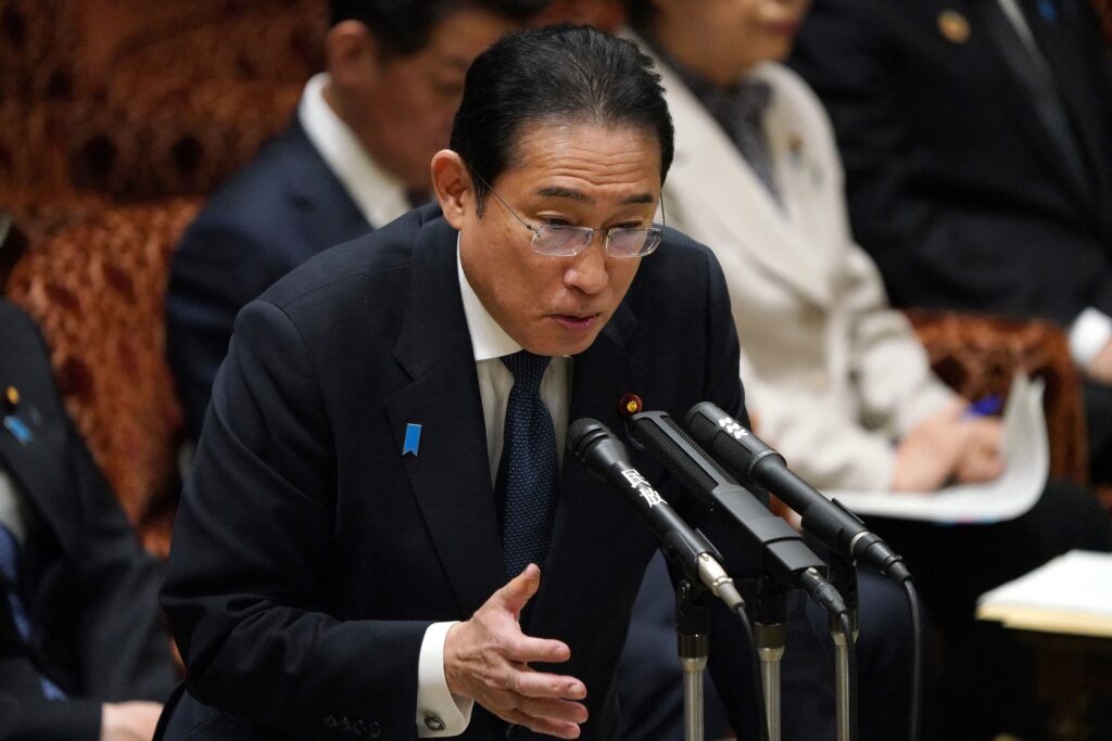 首相はまた、「政治資金規正法の改正をこの国会で実現するなど、政治改革へ努力を続けたい」と語った。(AFP)