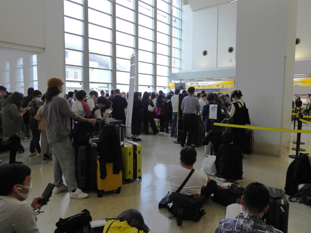 沖縄県那覇市の那覇空港で、津波警報のため混雑する人々。(AFP=時事通信)