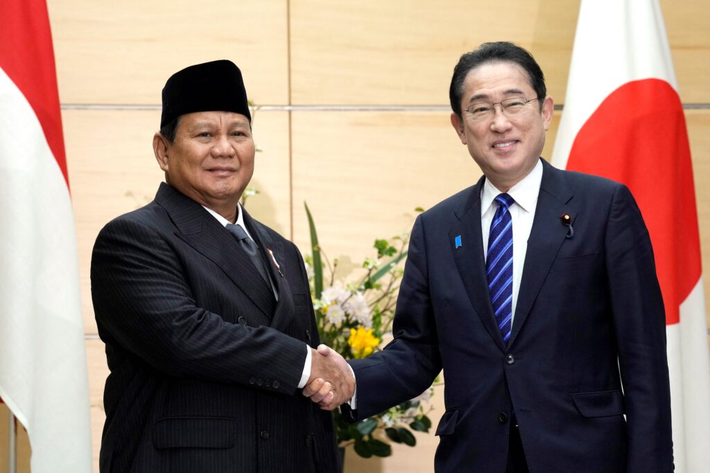 首相は大統領選勝利に祝意を示し、来日を「日本重視の姿勢と受け止め、大変心強い」と歓迎。(AFP)