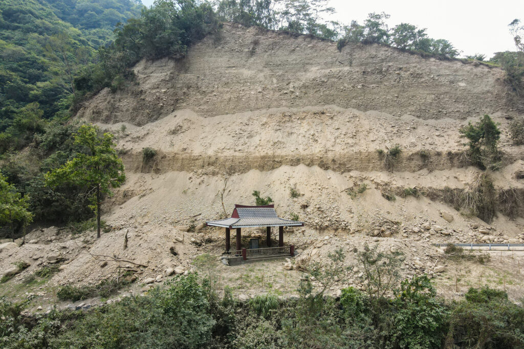 台湾メディアによると、この橋は花蓮県の観光地「太魯閣(タロコ)国立公園」の山間部の道路にある。(AFP)