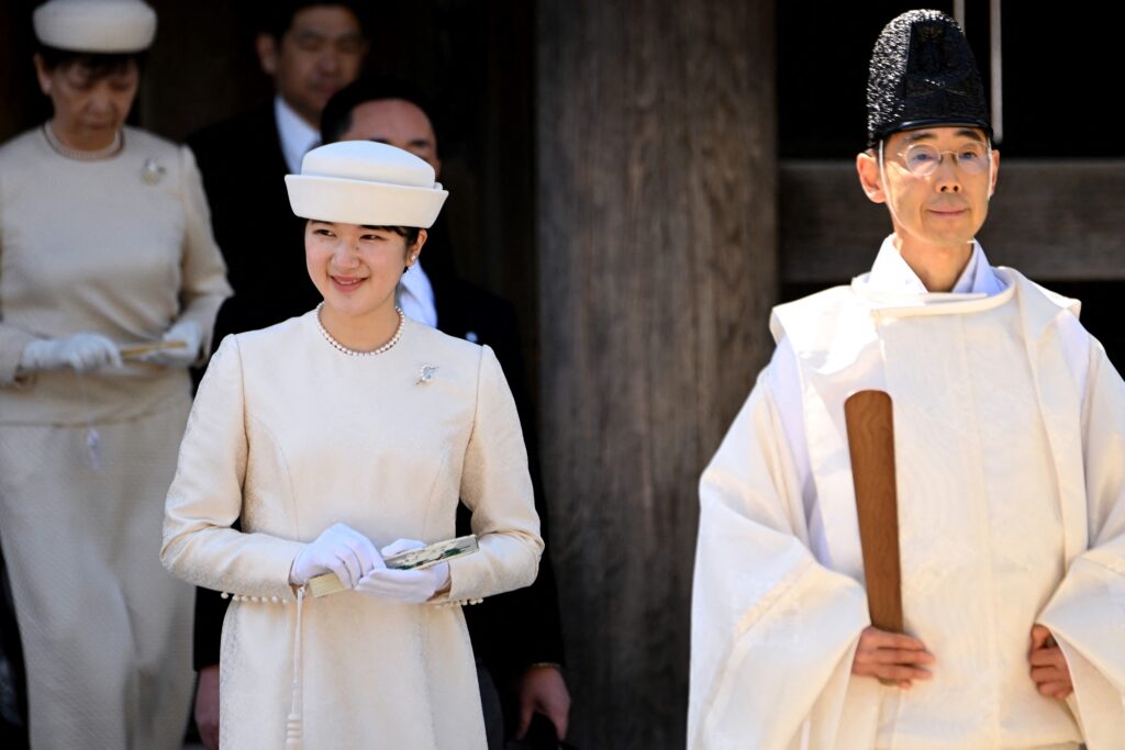 愛子さまは今月から日本赤十字社で勤務しているが、１０日は参拝を優先した。(AFP)