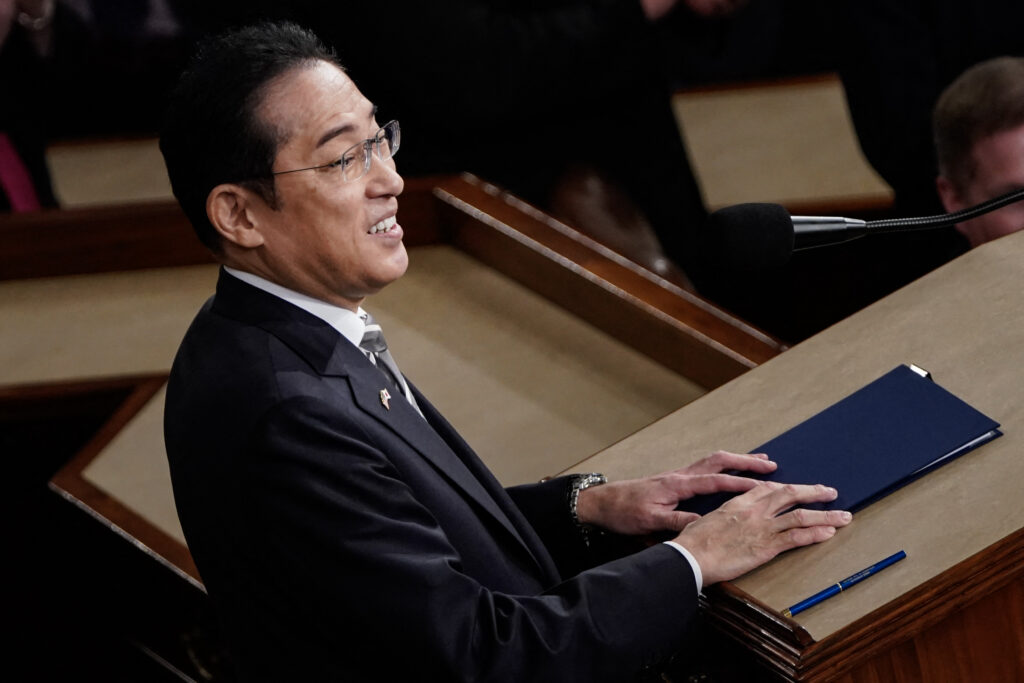 林芳正官房長官は１９日の記者会見で、戦後８位タイとなる首相の在職日数について「先送りできない課題に取り組む毎日の積み重ねの結果だと受け止めている」と強調。(AFP)