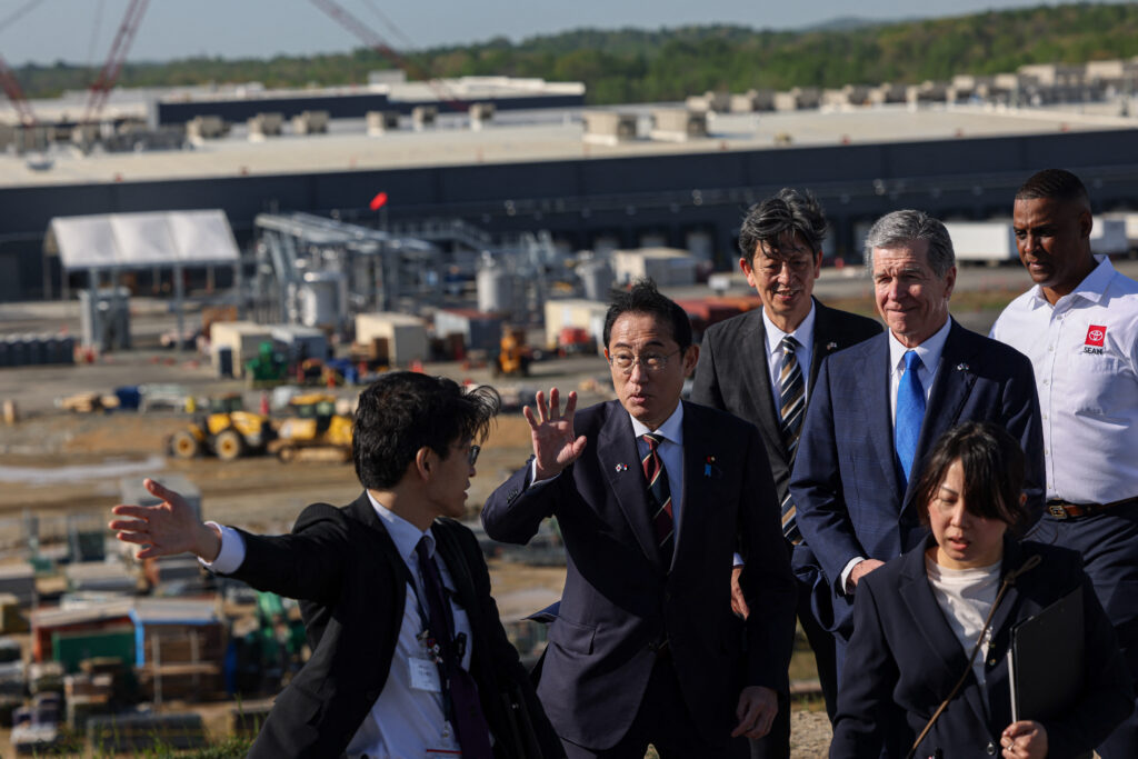 視察後、首相は同州のクーパー知事との昼食会に臨み、両工場について「現代の日米のサプライチェーン(供給網)や先端技術の協力を象徴する取り組みだ」と強調した。 (AFP)