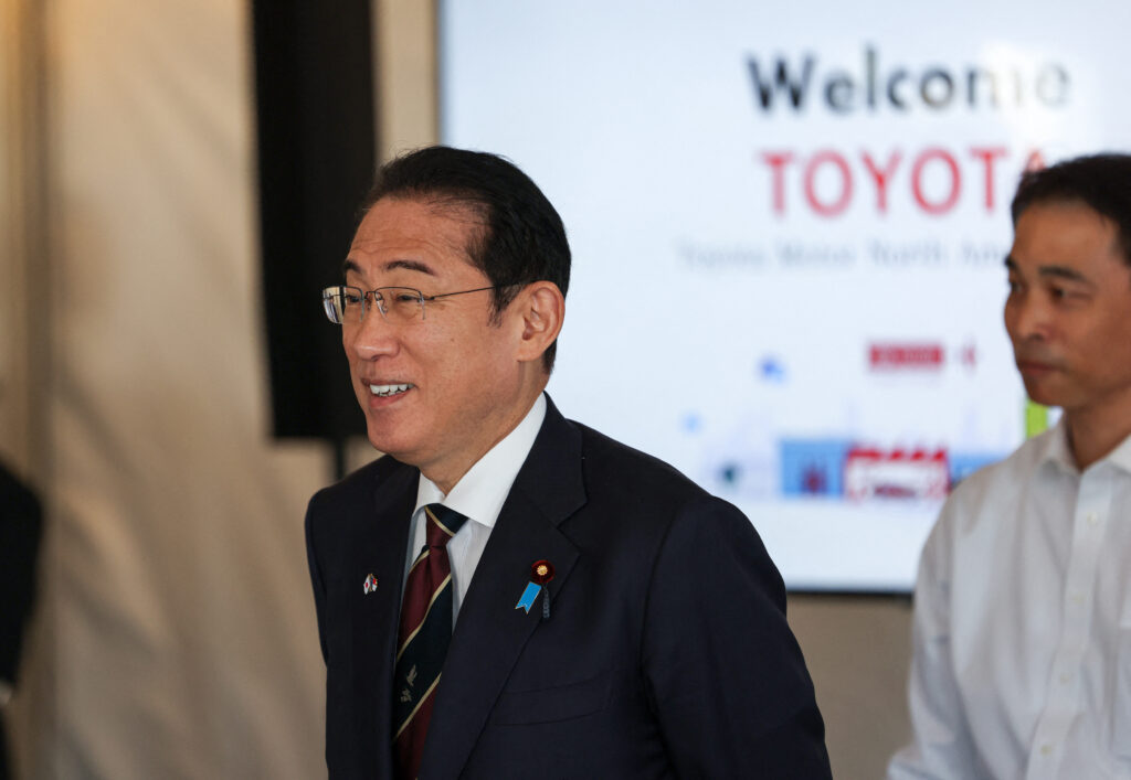 視察後、首相は同州のクーパー知事との昼食会に臨み、両工場について「現代の日米のサプライチェーン(供給網)や先端技術の協力を象徴する取り組みだ」と強調した。 (AFP)
