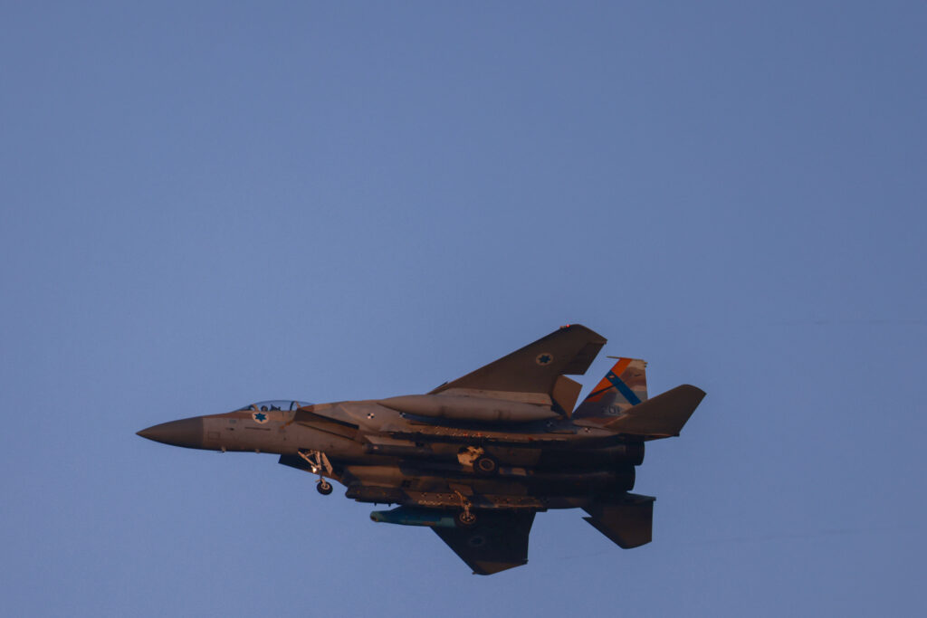 日本の防衛当局者らは日経アジアに対し、イスラエルがイランから飛来する飛翔体の９９％をどのように撃退したかを観察しそれがインド太平洋にどのように適用されるかをシミュレーションしていると語った。 (AFP)