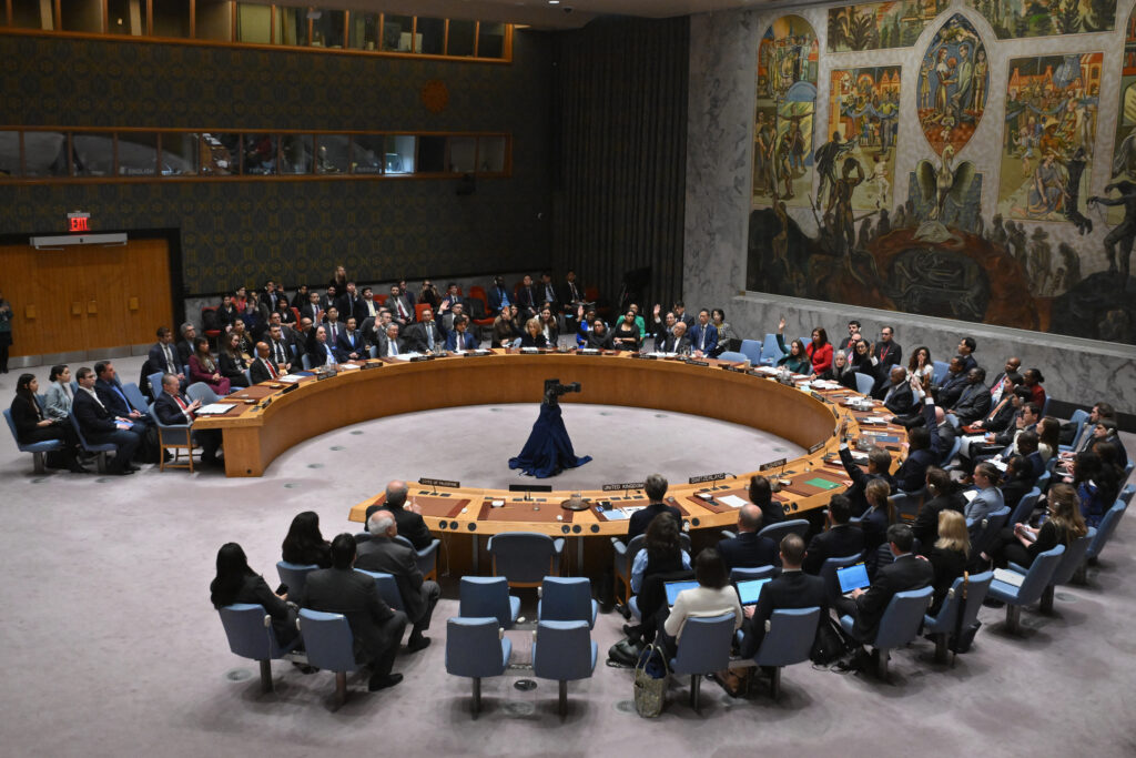 2024年4月18日、ニューヨークの国連本部で、パレスチナ問題を含む中東情勢に関する国連安全保障理事会が開かれ、パレスチナの国連加盟を認める決議案が提起された。(AFP＝時事）