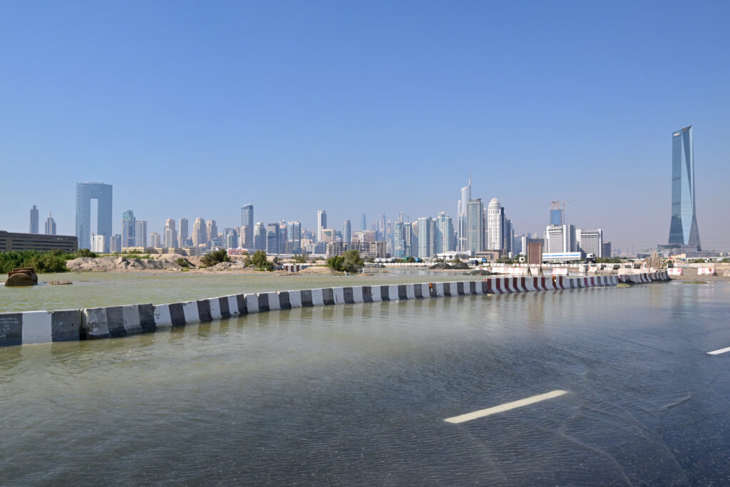 写真は2024年4月19日、ドバイの冠水した道路。4月19日、アラブ首長国連邦でフィリピン人労働者3人が大洪水で死亡したとフィリピン政府当局が発表した。(AFP=時事)