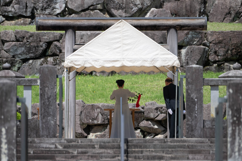 グレーの参拝服姿の愛子さまは、それぞれの陵の前に進み、玉串をささげて拝礼した。(AFP)
