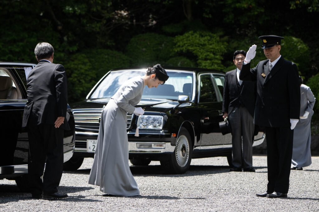 グレーの参拝服姿の愛子さまは、それぞれの陵の前に進み、玉串をささげて拝礼した。(AFP)