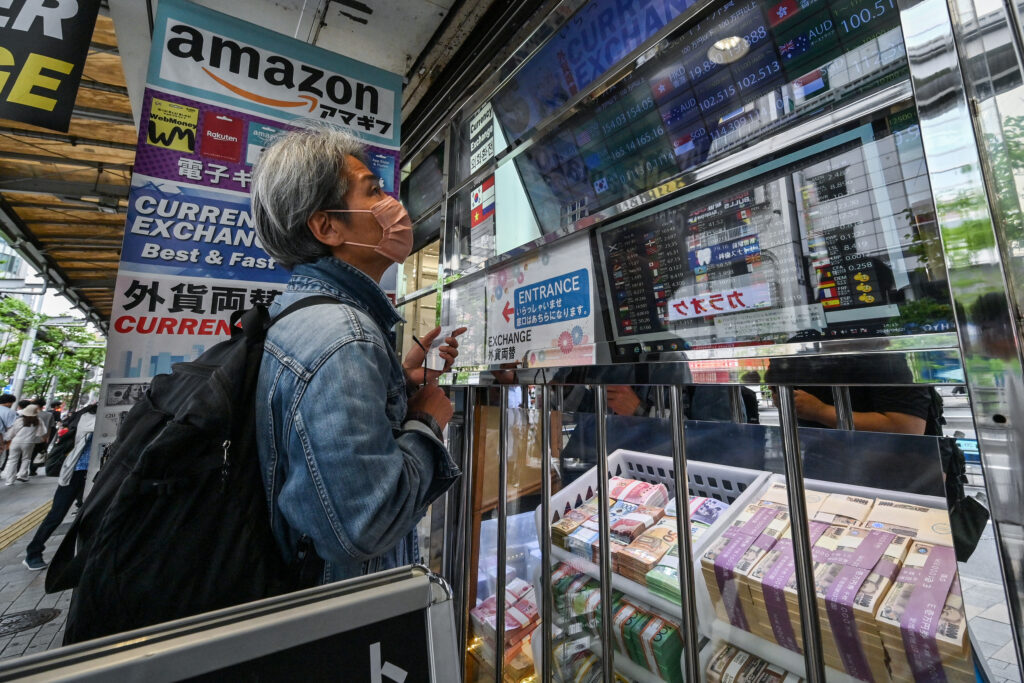 米国のインフレ率がまたも予想を上回ったことで、米連邦準備制度理事会(FRB)の年内利下げ観測が後退し、ドルが上昇した。(AFP)