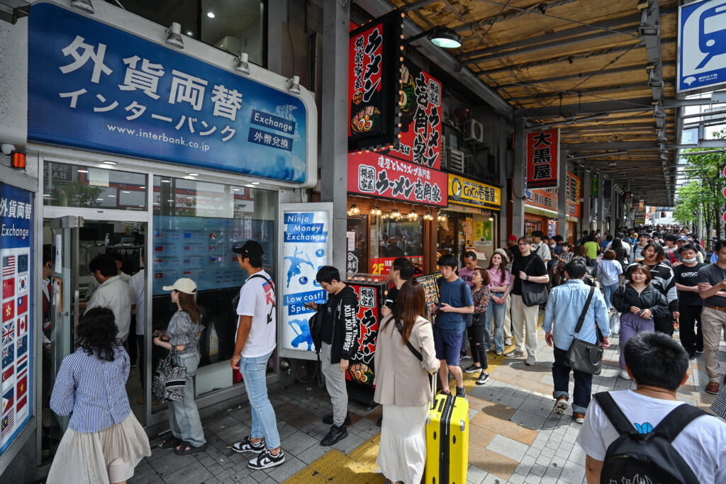 米国のインフレ率がまたも予想を上回ったことで、米連邦準備制度理事会(FRB)の年内利下げ観測が後退し、ドルが上昇した。(AFP)