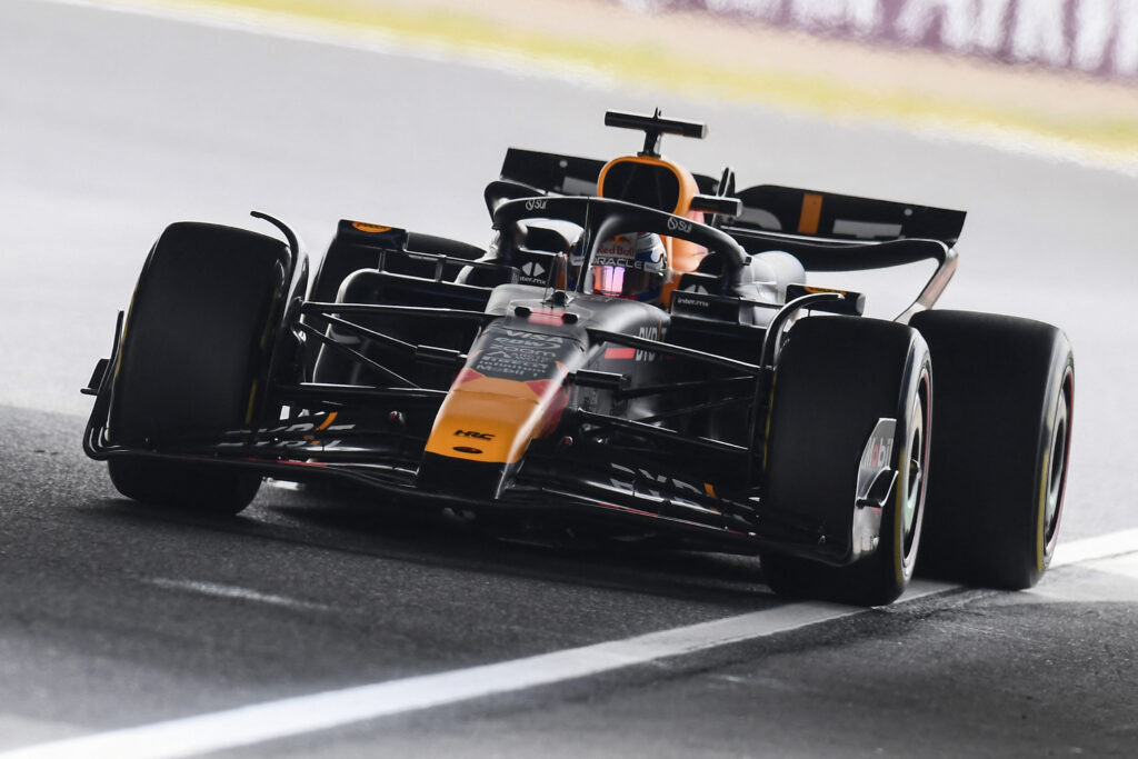 鈴鹿で行われたF1日本GPの練習走行3回目に参加したレッドブルのオランダ人ドライバー、マックス・フェルスタッペン。(AFP）