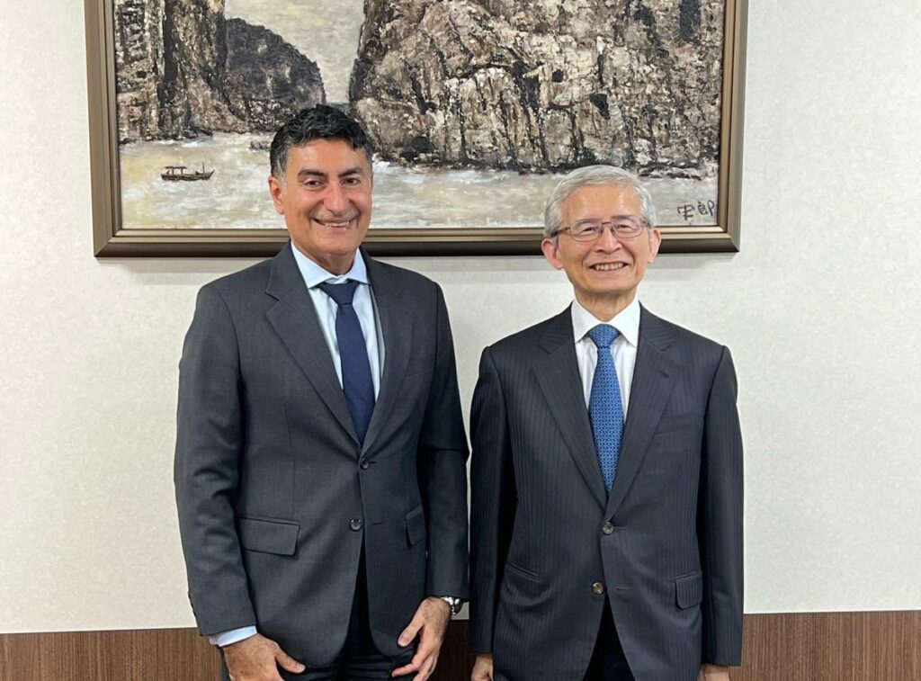 両氏は、JCCMEがサウジアラビアにおける日本の投資を支援する上で果たす貴重な役割を強調した。(X/@KSAembassyJP)